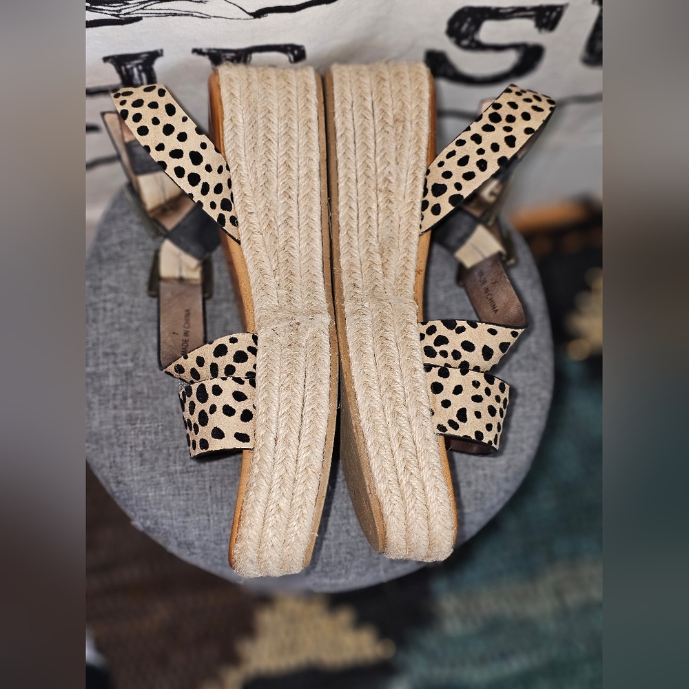 EUC Blowfish Women's Spotted Cheetah Cream and Black Sandals Sz 7 - Picture 5 of 12